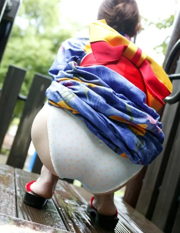 優雅な青と赤の浴衣をたくし上げて白地にオレンジの水玉模様のフルバックパンティ尻をしゃがんだ女の後ろ姿から撮影した淫らなエロ画像